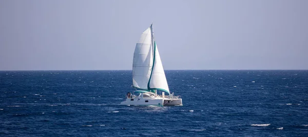 Sailboat Travels Wind Help Calm Sea People Enjoy Sailing Blue — Stock Photo, Image