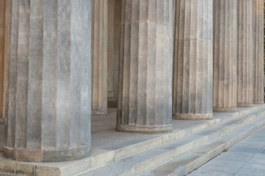 Antik sütunlar ve adımları gri mermer, iyonik ritim. Tarihi mirası, görünümü ayrıntıları ile kadar yakın.
