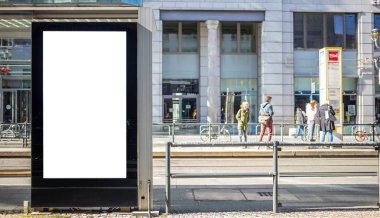 Boş billboard otobüs durağında genel reklam için. Metin üzerinde afiş lightbox için yer. İnsanlar ve şehir arka plan.