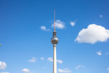 İletişim kavramı. Televizyon Kulesi, Fernsehturm, Berlin'in mavi gökyüzü arka plan altında. Tatil için ünlü hedef.
