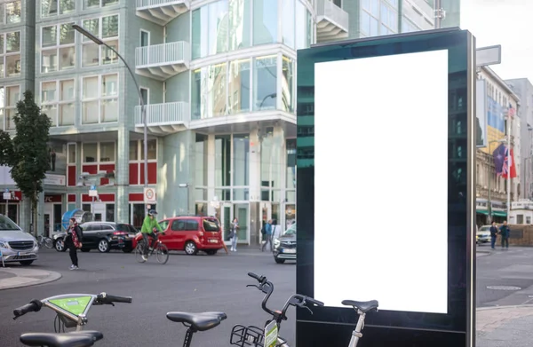 Boş billboard yol kenarında üzerinde genel reklam için. Metin üzerinde afiş lightbox için yer. İnsanlar ve şehir arka plan.
