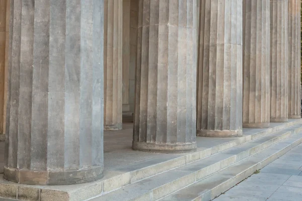 Antik sütunlar ve adımları gri mermer, iyonik ritim. Tarihi mirası, görünümü ayrıntıları ile kadar yakın.