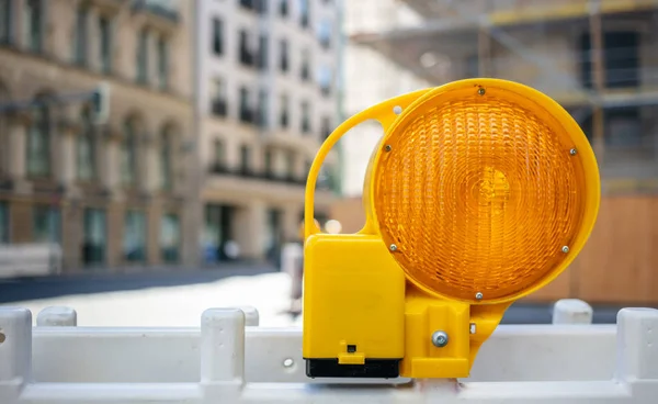 Road Construction Koncept Orange Reflektor Varningslampa Skyddar Drivrutinerna Oskärpa Staden — Stockfoto