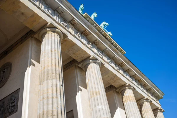 Puerta Brandeburgo Berlín Destino Famoso Alemania Fondo Cielo Azul Claro — Foto de Stock