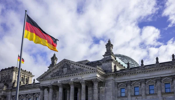 Edifício Reichstag Berlim Alemanha Sob Vista Parte Casa Majestosa Nuvens — Fotografia de Stock