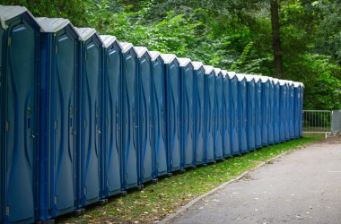 Bio genel tuvaletler bir park. Kilitli, gizlilik ve hijyen sağlayan taşınabilir kimyasal tuvalet. Doğa arka plan.