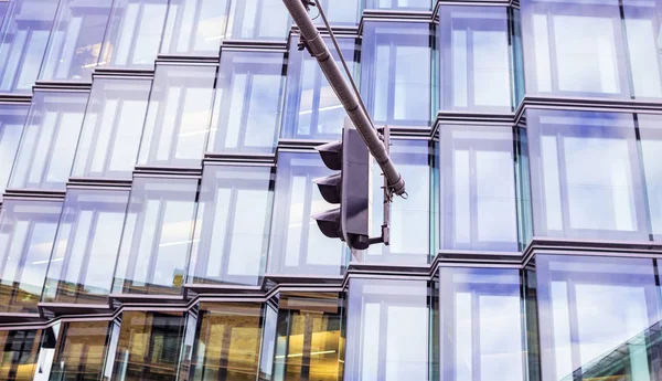 Fachada Edifício Vidro Moderno Com Janelas Transparentes Fundo Semáforo Frente — Fotografia de Stock