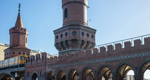 Kreuzberg Wschód Boczne Żółty Pociąg Elektryczny Oberbaum Stali Murowany Most — Zdjęcie stockowe