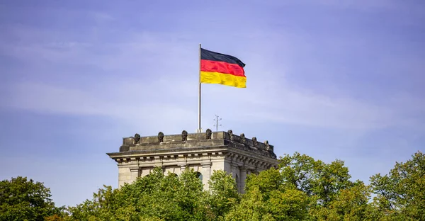 Немецкий Флаг Размахивающий Серебряном Флагштоке Здание Рейхстага Берлине Голубое Небо — стоковое фото