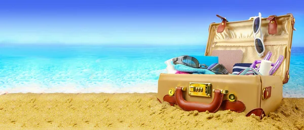 Valigia Completamente Aperta Sullo Sfondo Della Spiaggia Tropicale Banner — Foto Stock