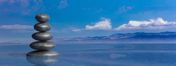 As pedras de Zen remam de grande a pequeno na água com o céu azul. ilustração 3d — Fotografia de Stock