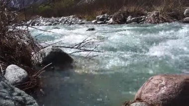 Suyun orijinal sesi, temiz turkuaz suyla hızlı akan Ala-Archa Nehri. Kayalar, engebeli arazi. Dağ turizmi, yürüyüş, yürüyüş, dağcılık ve açık hava macera aktiviteleri.