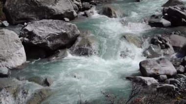 Ağır çekim, akan Ala-Archa Nehri. Dağlık bir arazide devasa kayalar ve vahşi araziler. Kırsal kesimde dağcılık gündüz tırmanışları ve el değmemiş doğa maceraları..