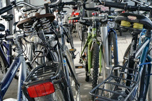Vélos Dans Stationnement Vélos Malles Selles Roues Cadres Bicyclette Rayons — Photo