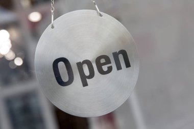 Dükkan kapı gümüş açık işareti