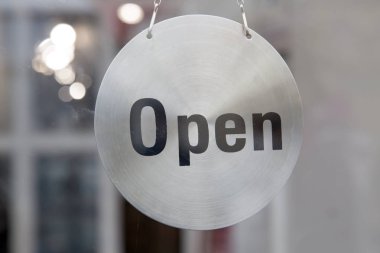 Dükkan kapı gümüş açık işareti