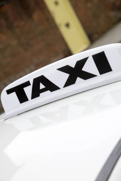 Beyaz Taksi Işareti Kentsel Ortamda — Stok fotoğraf