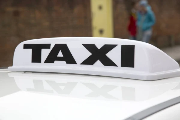 Bílé Taxi Znakem Městském Prostředí — Stock fotografie