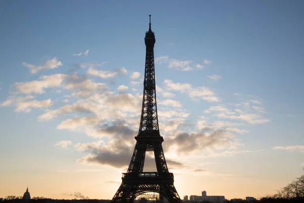 Işıkta Eyfel Kulesi Paris Fransa — Stok fotoğraf