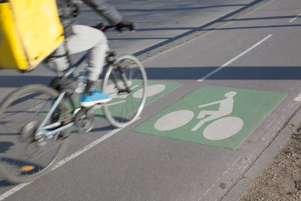 Ciclista Entregando Productos Carril Bici París Francia — Foto de Stock