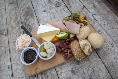 Tahta Masa Üzerinde Ploughmans Öğle Yemeği