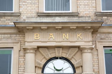 Bina Önündeki Banka Tabelası