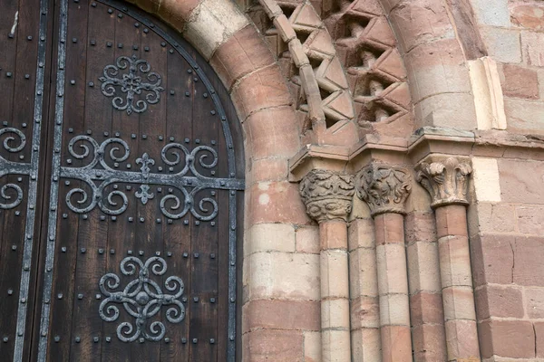 英国赫里福德郡莱德伯里圣米迦勒教堂入口 — 图库照片