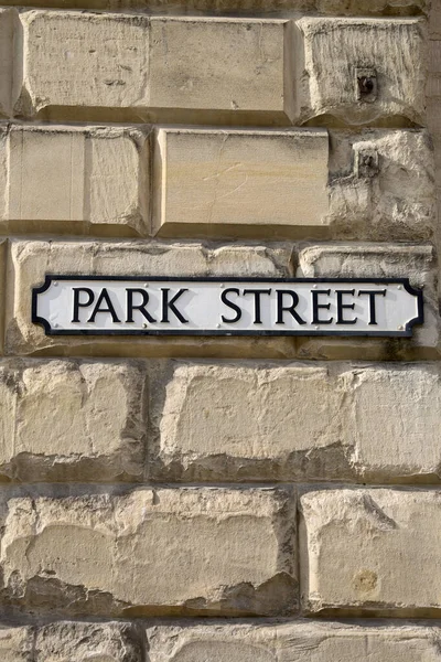 Parkstraßenschild Steinmauer — Stockfoto