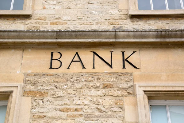 Bina Önündeki Banka Tabelası