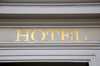 Bina Önündeki Otel Tabelası