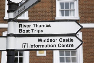 Kale ve Thames Nehri için Yön İşareti; Windsor; Londra; İngiltere;