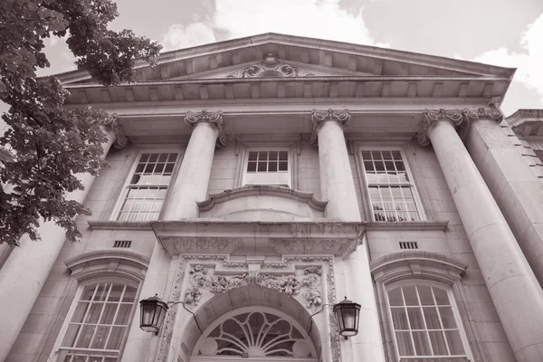 切尔西市政厅立面 伦敦黑白相间 — 图库照片