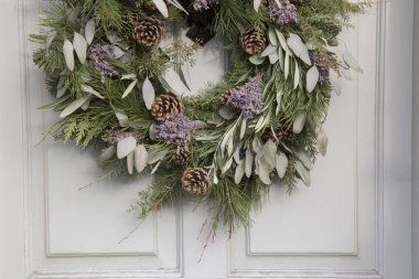 Yeşil Yapraklar ve Koniler Çemberde Noel Çelengi