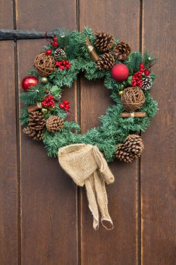 Koni ve Kırmızı Toplar Noel Çelenginde