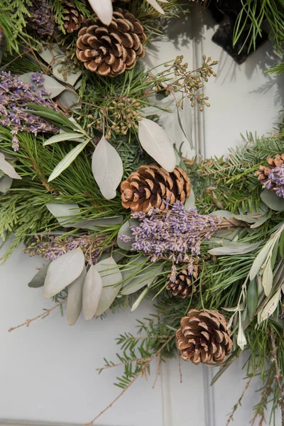 Green Leafs Fir Cones Christmas Wreath — Stock Photo, Image