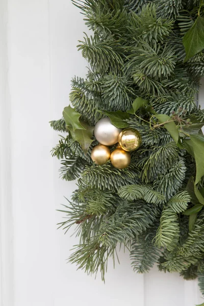 白いボールと木製のフロントドアの緑の葉クリスマスの誓い — ストック写真