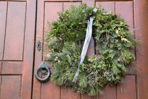 Green Christmas Wreath Wooden Front Door — Stock Photo, Image
