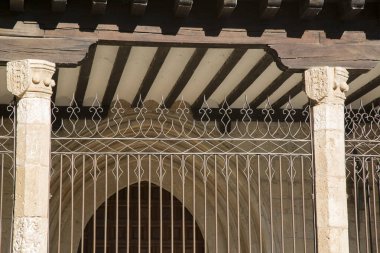 St Cosme ve Damian Kilisesi 'nin dışındaki metal parmaklıklar; Covarrubias; Burgos; İspanya