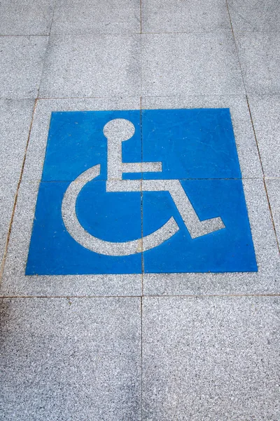 Blaues Behindertensymbol Auf Straßenbelag — Stockfoto