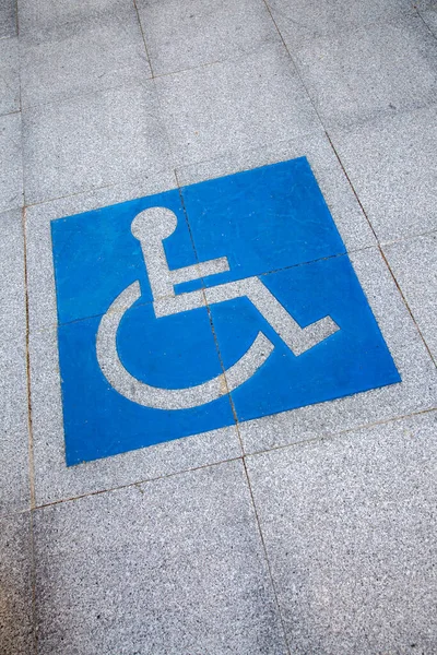 街の表面に青色の障害者シンボル — ストック写真