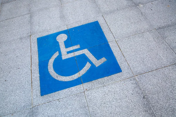 Símbolo Azul Para Discapacitados Superficie Calle —  Fotos de Stock