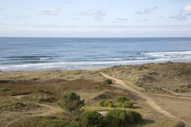 Xago Sahili 'ndeki Dunes yolu; Asturias; İspanya