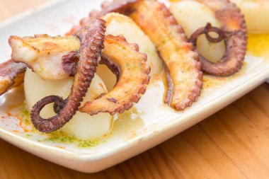 Ahtapot ve Patatesler Restoran Tabağında