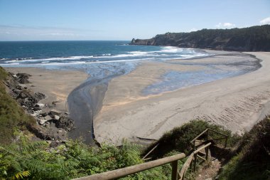 Barayo Sahili 'ne giden yol; Asturias; İspanya