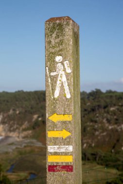Asturias 'ta Yürüyüş İşareti, İspanya Mavi Gökyüzü Arkaplanı