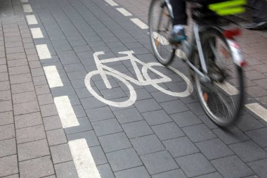 Bisiklet Yolu Sembolü ve Bisikletçisi; Frankfurt; Almanya