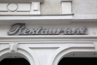 İnşaat cephesinde Restoran Tabelası