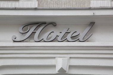 Binadaki Gümüş Otel tabelası