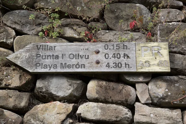 Yürüyen Yön Şareti Tazones Asturias Spanya — Stok fotoğraf