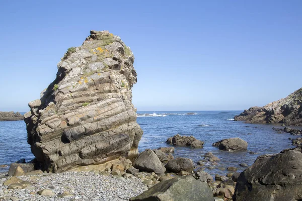Stojąca Skała Plaży Pormenande Asturia Hiszpania — Zdjęcie stockowe